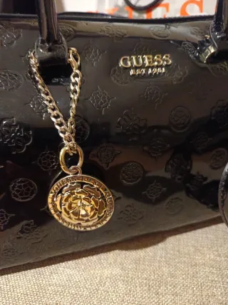Bolso Guess Negro Charol asa color y bandolera