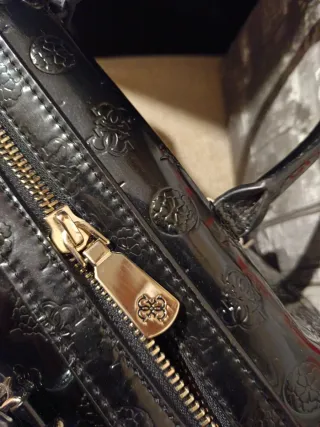 Bolso Guess Negro Charol asa color y bandolera