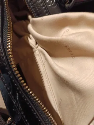 Bolso Guess Negro Charol asa color y bandolera