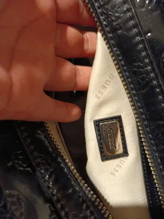 Bolso Guess Negro Charol asa color y bandolera