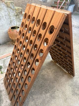 Due scaffali in legno per bottiglie di vino e spumante