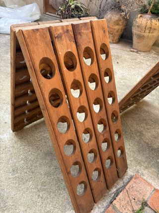 Due scaffali in legno per bottiglie di vino e spumante