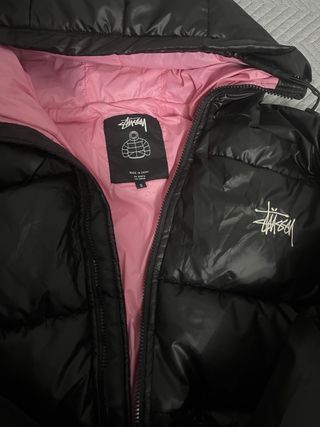 Chaqueta Stussy Negra con Forro Rosa