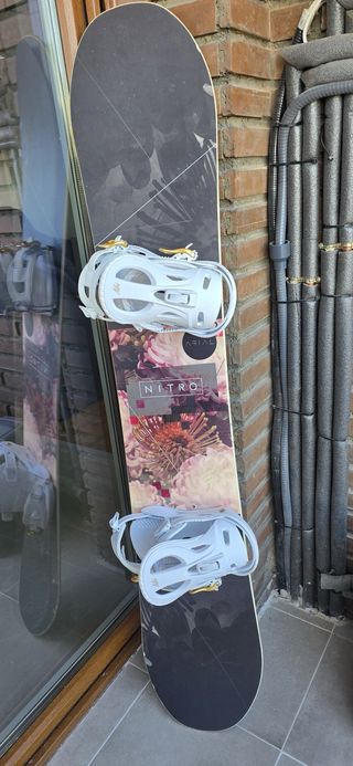 Tavola da snowboard Nitro con attacchi e scarponi