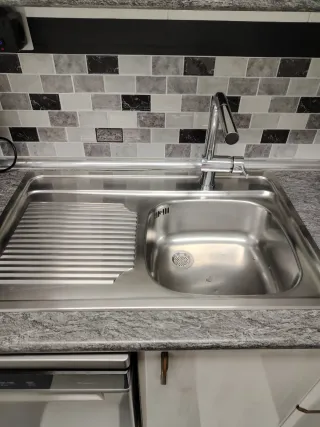 Muebles de cocina con mesa y 4 sillas