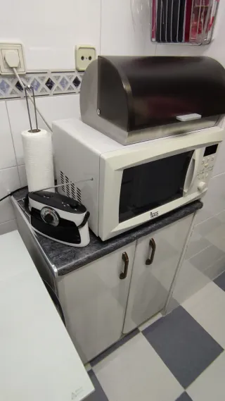 Muebles de cocina con mesa y 4 sillas