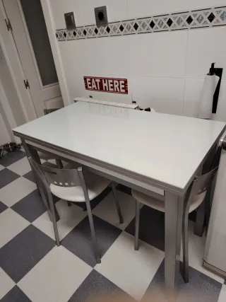 Muebles de cocina con mesa y 4 sillas