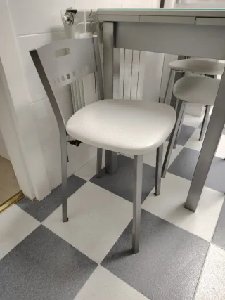 Muebles de cocina con mesa y 4 sillas