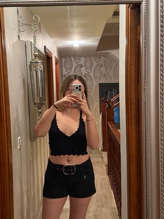 Top negro Bershka con escote ondulado