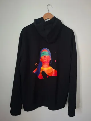 Sudadera negra con logo naranja