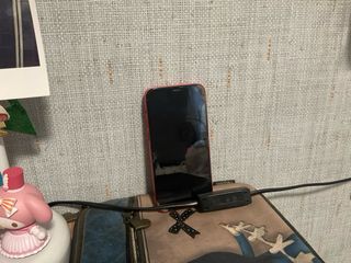 iPhone 12 Rojo con protector pantalla roto