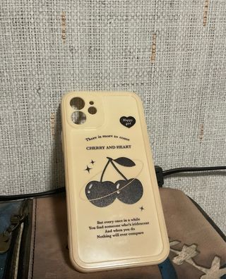 iPhone 12 Rojo con protector pantalla roto