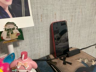 iPhone 12 Rojo con protector pantalla roto