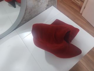Botas de tacón rojas de ante.