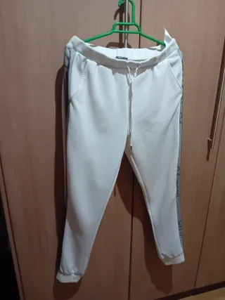Pantalones deportivos blancos con detalles