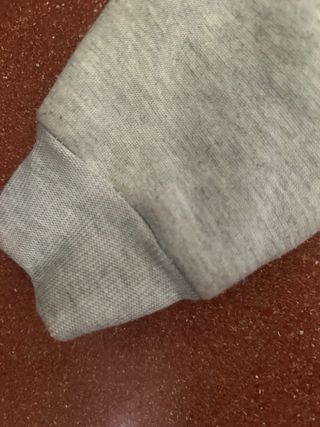 Chaqueta sudadera gris con cremallera y capucha –