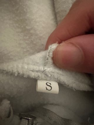 Chaqueta sudadera gris con cremallera y capucha –