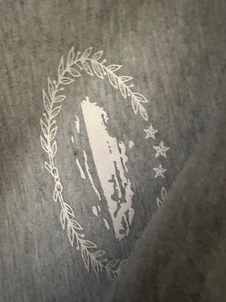 Chaqueta sudadera gris con cremallera y capucha –