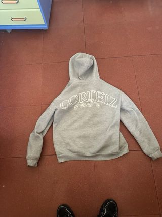 Chaqueta sudadera gris con cremallera y capucha –