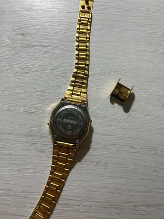 Reloj Skmei Dorado.