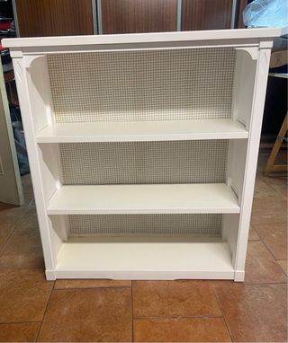 Estantería blanca de madera robusta