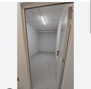 Alquilo trastero con estanterías de más de 10 m .