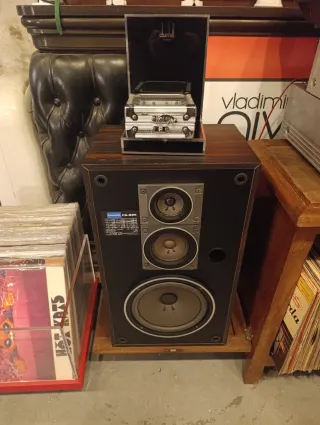 Diferentes Altavoces Hi-Fi Vintage