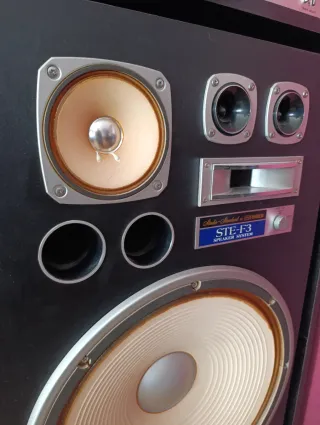 Diferentes Altavoces Hi-Fi Vintage