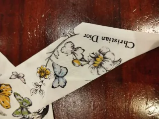 Foulard Christian Dior con fiori e farfalle