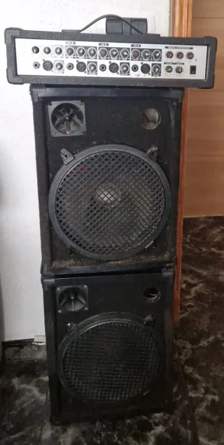 Amplificador con 2 altavoces