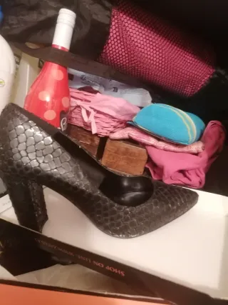 Zapatos de tacón negros y grises