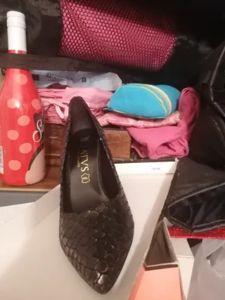 Zapatos de tacón negros y grises