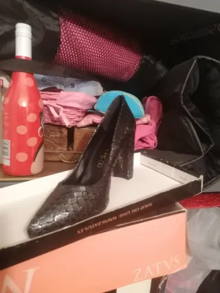 Zapatos de tacón negros y grises