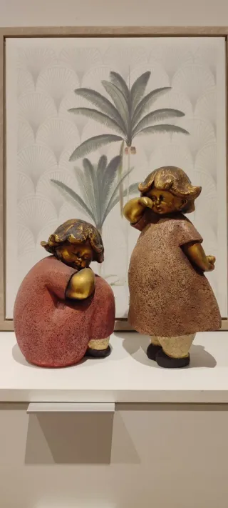 Figuras de cerámica doradas y cobrizas