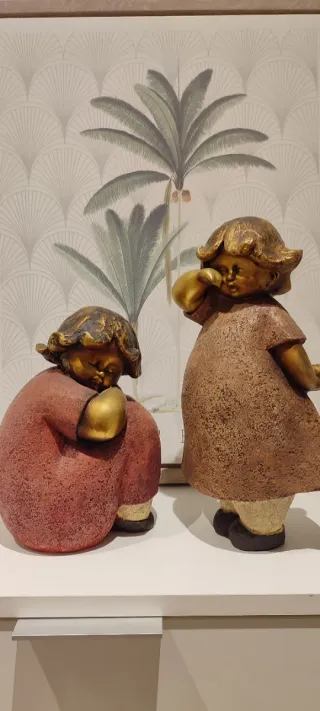 Figuras de cerámica doradas y cobrizas