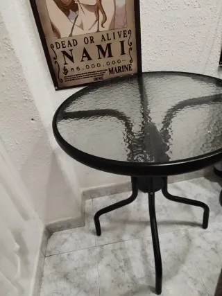 Mesa redonda de vidrio y metal