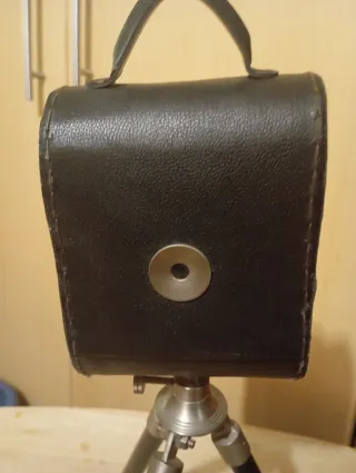 Cámara fotográfica antigua trípode