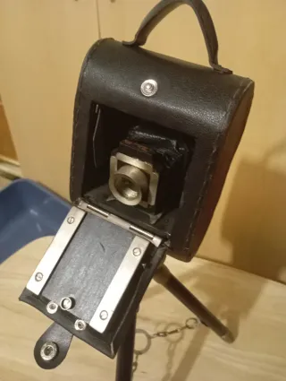 Cámara fotográfica antigua trípode