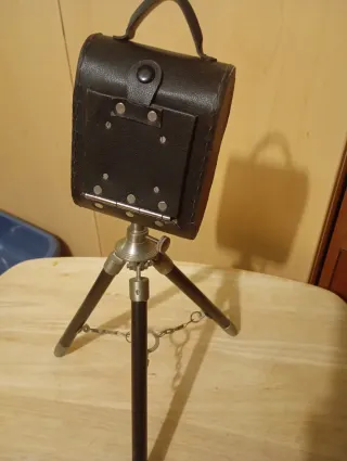 Cámara fotográfica antigua trípode