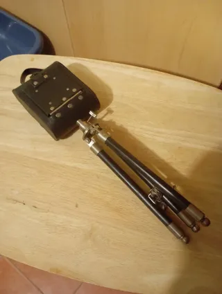 Cámara fotográfica antigua trípode