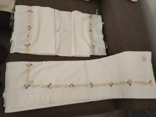 Sábana y almohadón antiguo de punto de cruz