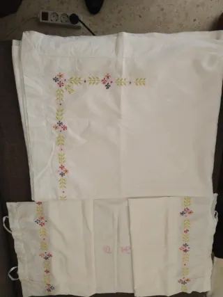 Sábana y almohadón antiguo de punto de cruz