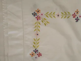 Sábana y almohadón antiguo de punto de cruz