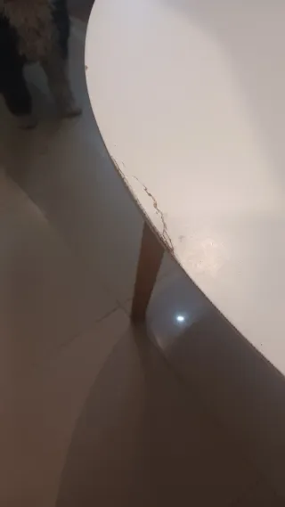 Mesa redonda blanca patas madera