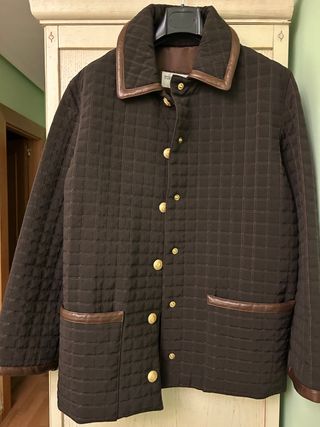 Parka marrón con botones dorados