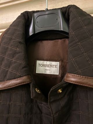 Parka marrón con botones dorados