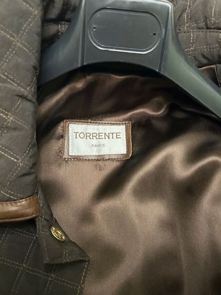 Parka marrón con botones dorados