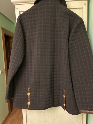 Parka marrón con botones dorados