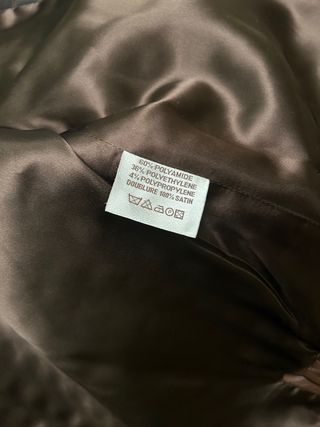 Parka marrón con botones dorados