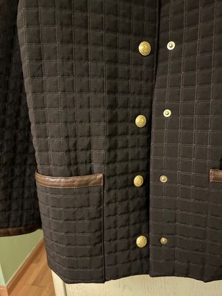 Parka marrón con botones dorados